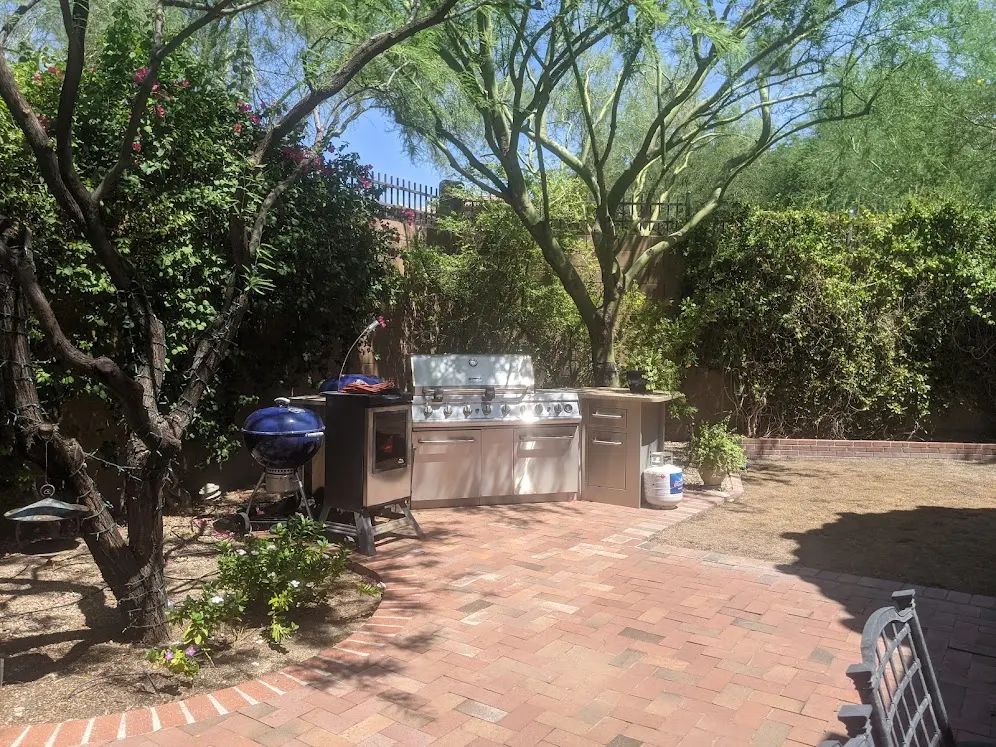 Las Sendas BBQ area before the transformation